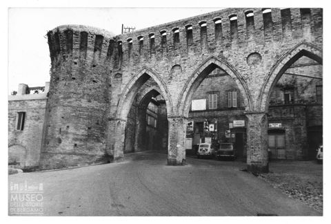 Petritoli: l'accesso al borgo antico
