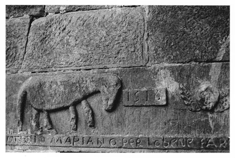 Lapide con rilievo datato 1516 nelle Marche