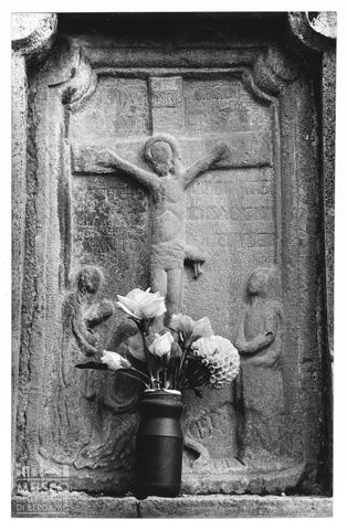 Rilievo in pietra raffigura la Crocifissione di Cristo