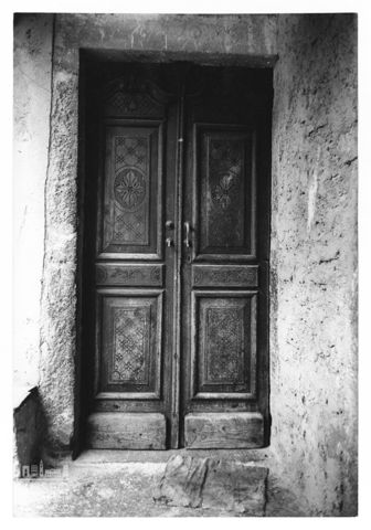 Porta decorata nelle Marche