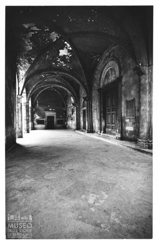 Scorcio di una via acciottolata