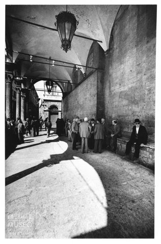 Scena di vita quotidiana in un porticato cittadino