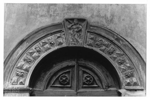 Particolare di un portale a Sant'Angelo in Vado