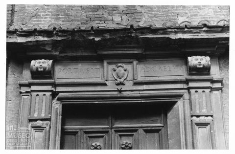 Particolare di un portale a Sant'Angelo in Vado
