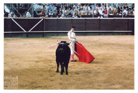Toro e torero durante una corrida