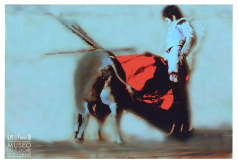 Toro e torero durante una corrida