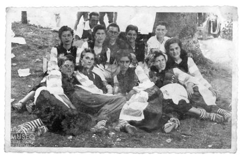 Donne in abiti tradizionali