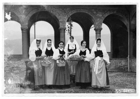 Donne in abiti tradizionali ritratte al Convento di San Francesco in città alta