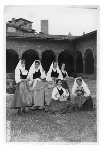 Donne in abiti tradizionali ritratte al Convento di San Francesco in città alta