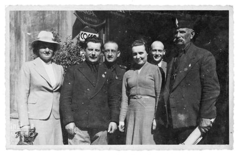 Ritratto di gruppo di uomini e donne