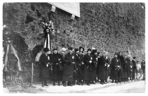 Donne ritratte in occasione di una commemorazione