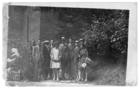Ritratto di gruppo all'esterno del Castello Sforzesco