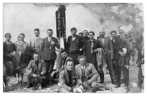 Ritratto di gruppo dell'Associazione Nazionale Mutilati e Invalidi di Curnasco