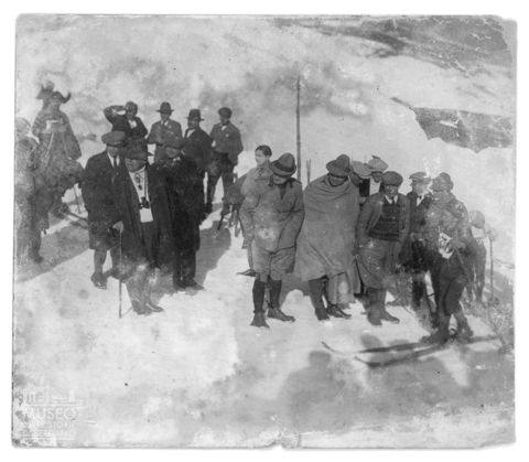 Gruppo di persone sulla neve