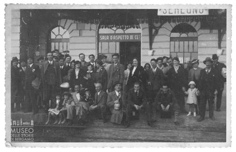 Ritratto di gruppo alla stazione di Seregno