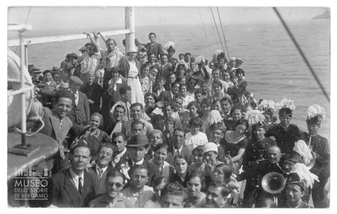 Ritratto di gruppo su una barca