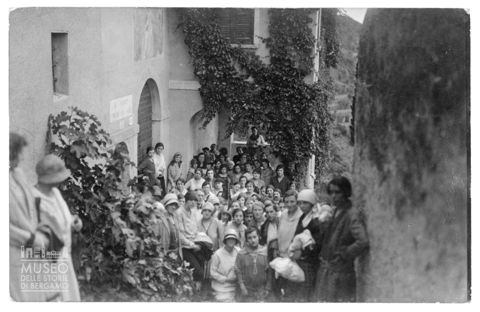 Ritratto di gruppo durante una gita all'eremo di San Donato a Como