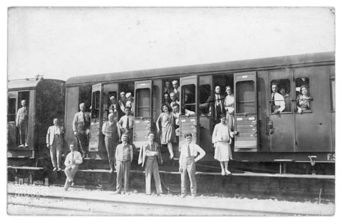 Ritratto di gruppo davanti e su un treno