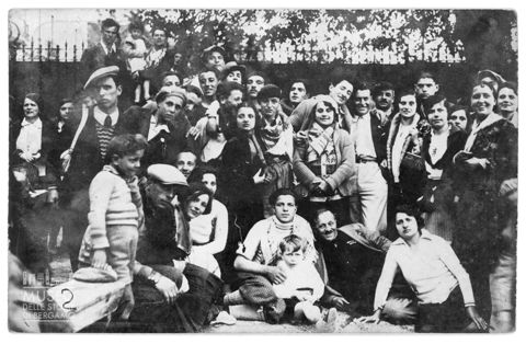 Ritratto di gruppo in un cortile