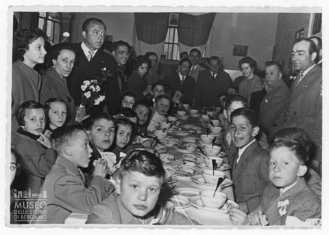 Ritratto di gruppo a colazione