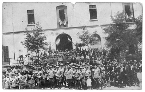 Ritratto di militari e civili alla caserma Montelungo a Bergamo