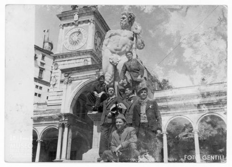 Udine, ritratto di gruppo vicino a un monumento