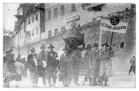 Ritratto di gruppo di alpini a Genova