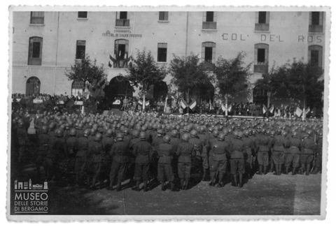 Militari ritratti di spalle nel cortile della caserma Montelungo a Bergamo