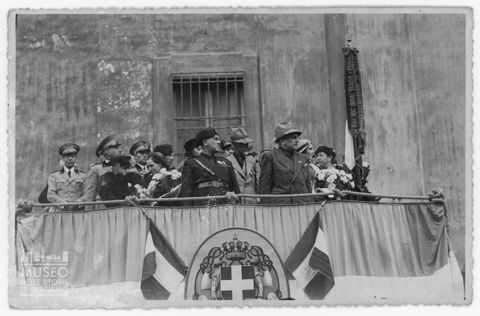 Persone su un palco in occasione di una manifestazione fascista