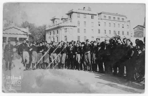 Gruppo di giovani fascisti in divisa