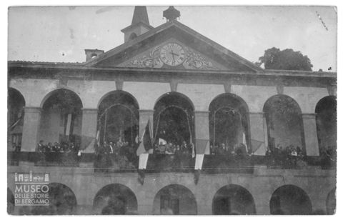Persone ritratte durante un evento