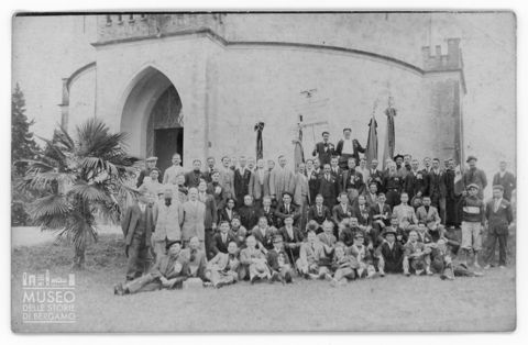 Ritratto di gruppo durante una gita a Desenzano del Garda