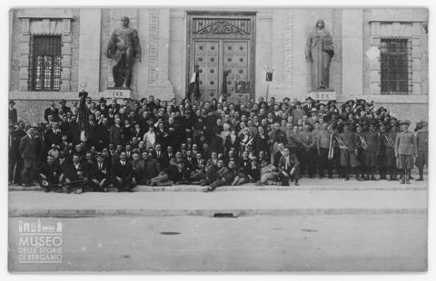 Ritratto di gruppo davanti al palazzo del tribunale di Bergamo