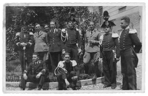 Ritratto di gruppo di militari e carabinieri
