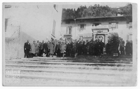 Ritratto di gruppo davanti al monumento ai caduti di Piazza Brembana