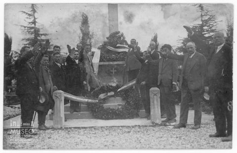 Ritratto di gruppo intorno a un monumento durante una commemorazione