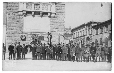 Ritratto di gruppo di militari e appartenenti ai mitraglieri di Milano sotto la Torre dei Caduti a Bergamo