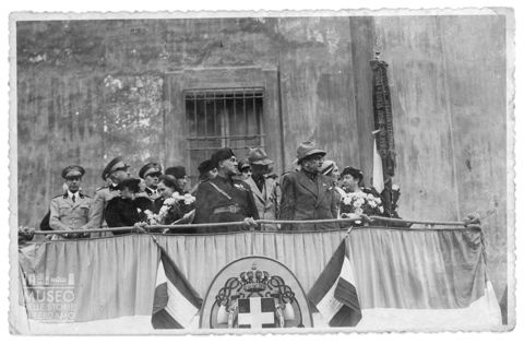 Persone su un palco allestito per una manifestazione