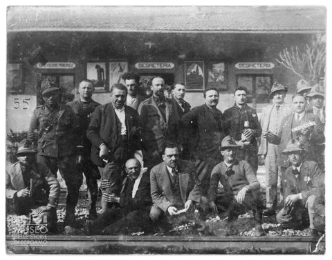 Ritratto di gruppo in una stazione