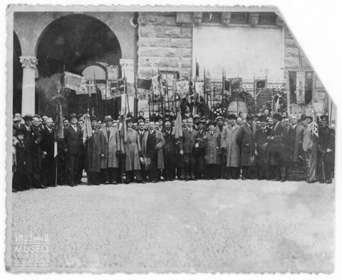 Ritratto di gruppo sotto la Torre dei Caduti