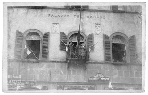 Gromo, comizio dal palazzo comunale
