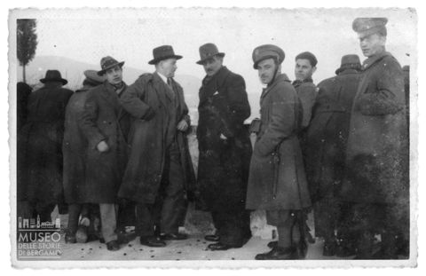 Ritratto di gruppo di militari fascisti e uomini in abiti civili
