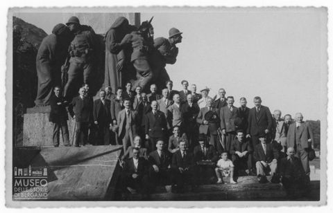 Ritratto di gruppo sotto il monumento ai caduti di Lecco