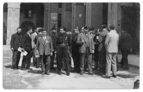 Gruppo di uomini che conversano
