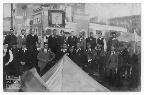Ritratto di gruppo di appartenenti all'Associazione granatieri