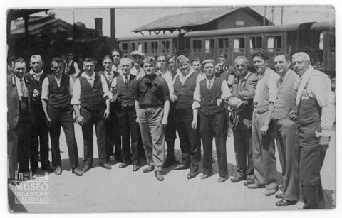 Ritratto di gruppo scattato in una stazione