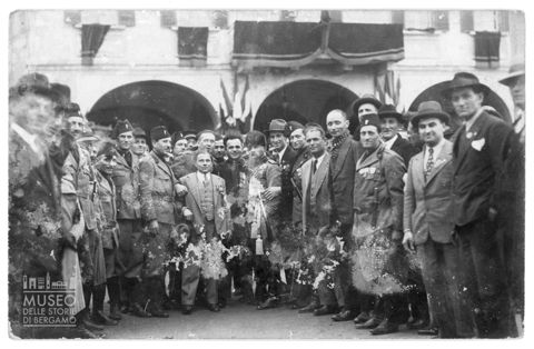 Ritratto di gruppo di militari fascisti e uomini