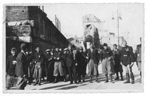 Roma, ritratto di gruppo presso delle rovine
