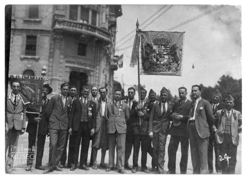 Ritratto di gruppo di appartenenti all'Associazione nazionale granatieri