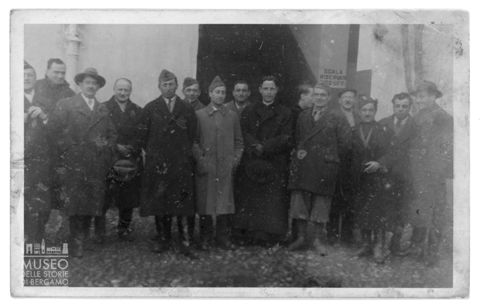Ritratto di gruppo di militari e uomini
